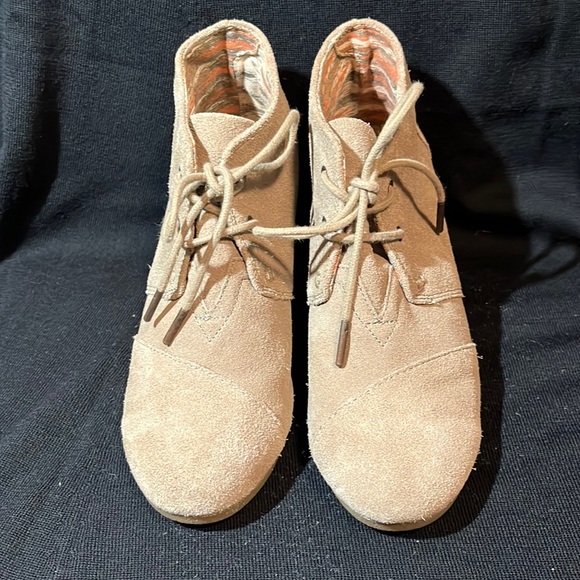 EUC TOMS WEDGE BOOTIES SZ 7.5 beige, tie up - Picture 1 of 8